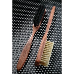 Brosse trépointe pour chaussures en cuir