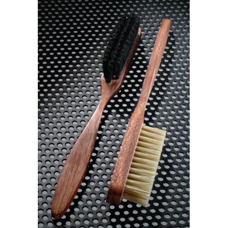 Brosse trépointe pour le cirage des coutures et fils des chaussures Couleur  Marron